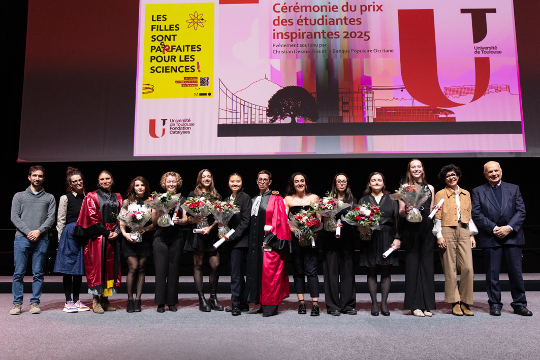 Les huit récipiendaires du prix des étudiantes inspirantes, entourées de : Julien Delrieu, Amandine Carrière, Gaëlle Giesen, Odile Rauzy, Alice Alvarez et Christian Desmoulins