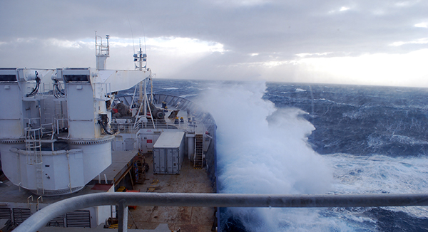 Le Marion Dufresne II naviguant dans l’océan Austral