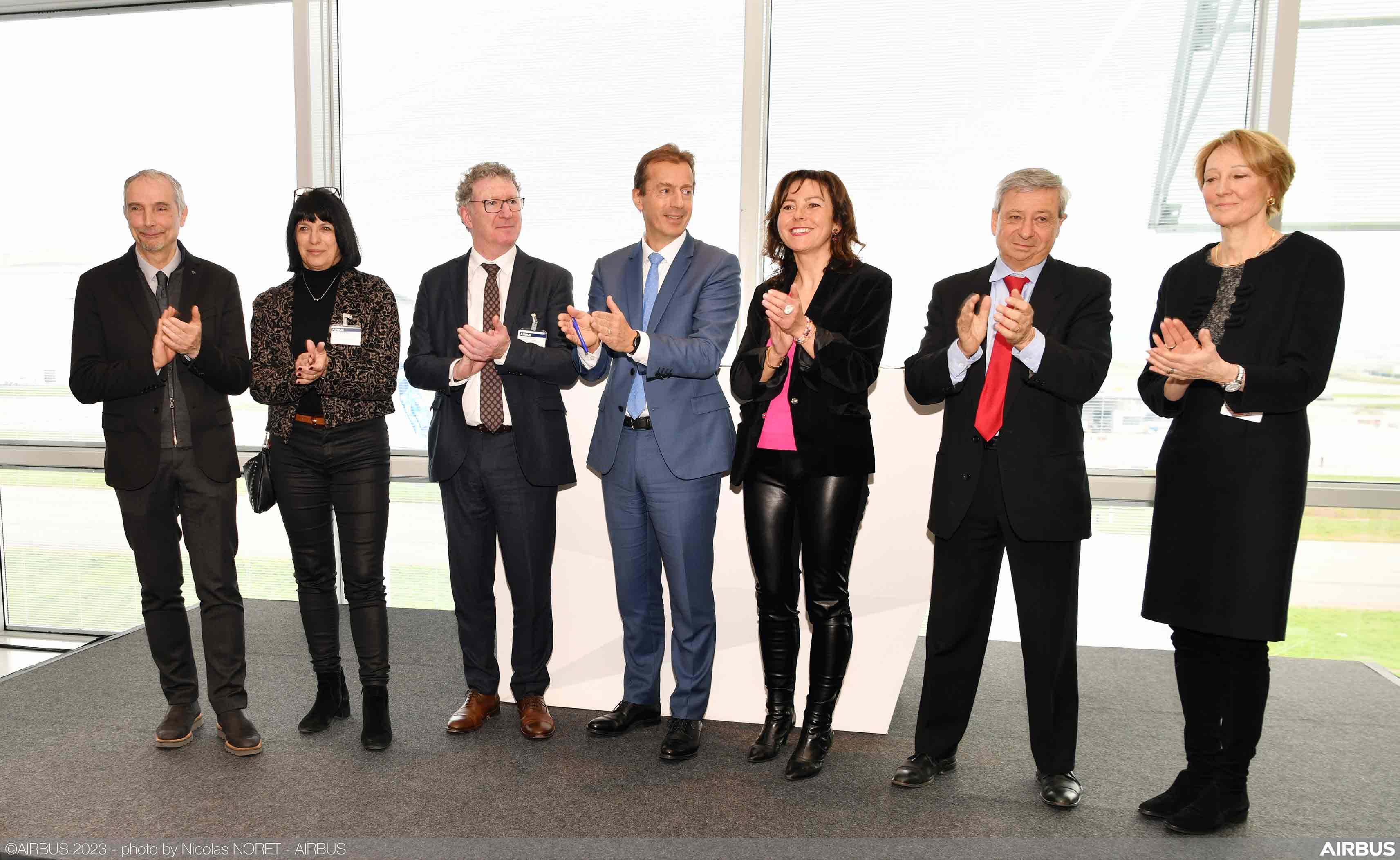 Photo de groupe des signataires de la convention TechnoCampus Hydrogene