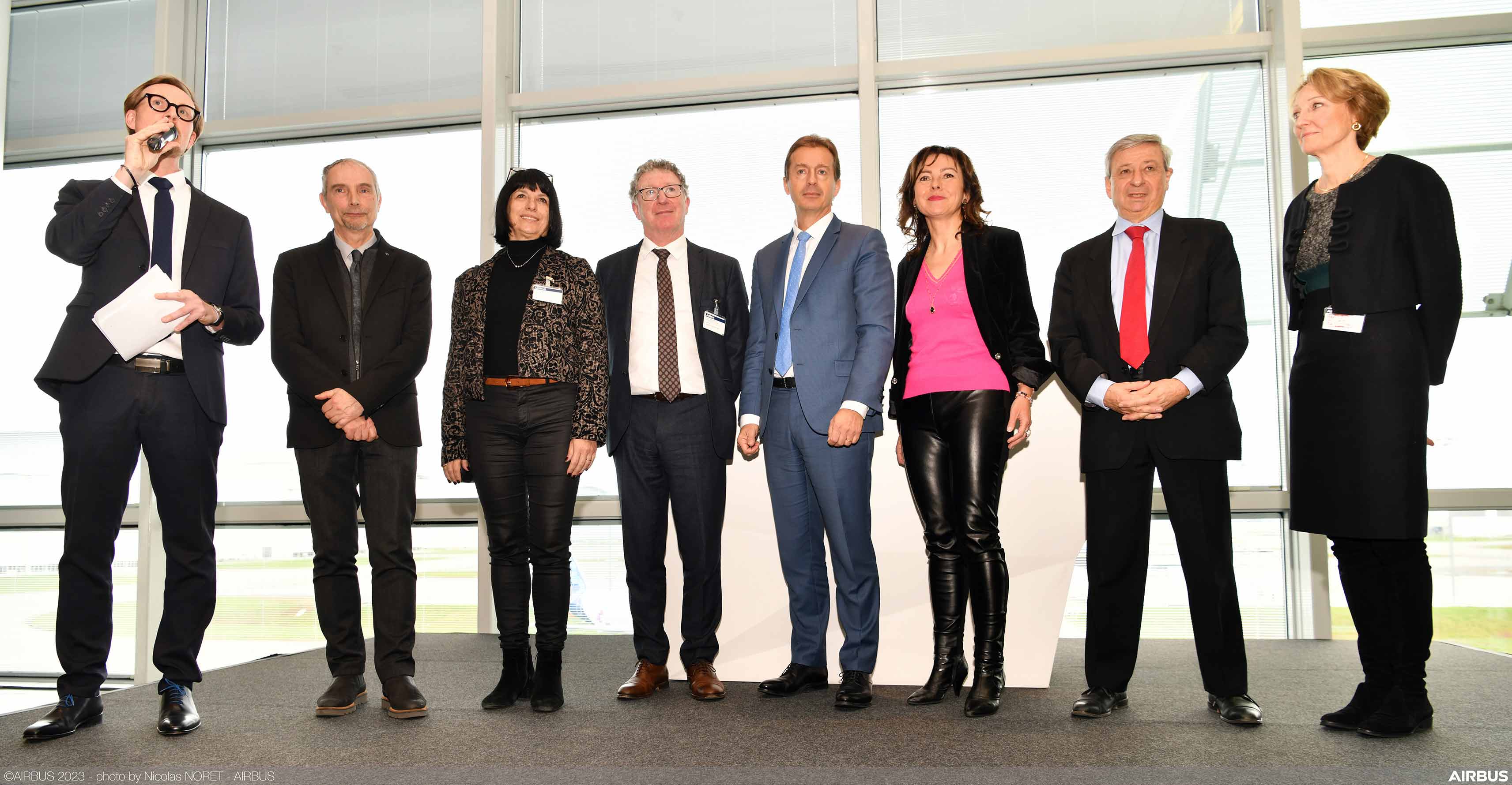 Photo de groupe des signataires de la convention TechnoCampus Hydrogene